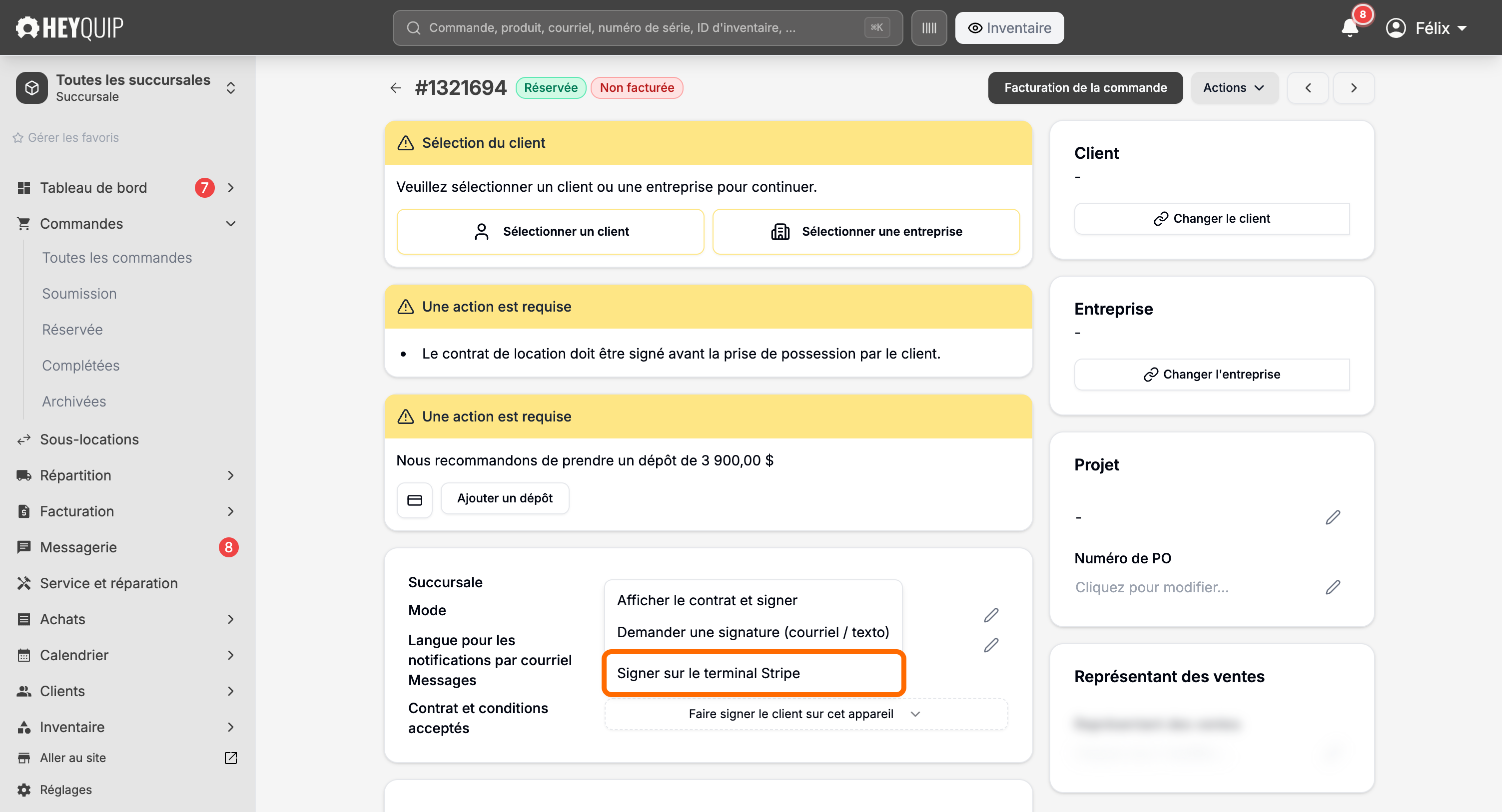 Le menu déroulant du bouton Faire signer le client sur cet appareil ouvert, avec Signer sur le terminal Stripe encadré